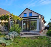 Rodinný dům na Štúrově ulici ve Vráblech s terasou a zahradou.