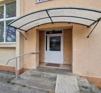 Vchod budovy na ulici A. Hlinku v Bánovcích nad Bebravou.