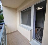 Balkon 1-pokojového bytu na ulici A.Hlinku v Bánovcích nad Bebravou s výhledem na parkoviště.