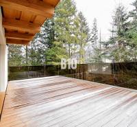 V Terchové najdete chatu s terasou a podlahou s dřevěným dekorem obklopenou lesem.