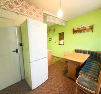 Jídelní kout se sedací soupravou a stolem ve 3-pokojovém bytě.