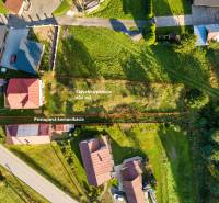 Letecký pohled na stavební parcelu v Turzovce, Pozemky - bydlení, s přístupovou cestou.