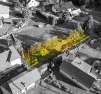 Pozemky - bydlení v Turzovce, obklopené domy na mírně svažitém terénu.