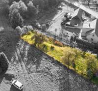 Pozemky - bydlení v Turzovce s travnatým porostem a okolím rodinných domů.