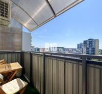 Balkon 4pokojového bytu v Nitře s výhledem na okolní panelové domy.