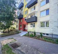 V Nitře se nachází bytový dům se zajímavou barevnou fasádou v blízkosti zeleně.