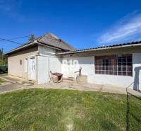 Rodinný dům v Ondřejovcích, starší stavba s dřevěnými okny a satelitem na střeše.