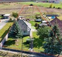 Rodinný dům v Ondrejovcích s velkým pozemkem, všude kolem venkovská krajina.