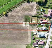 Letecký pohled na pozemek a rodinné domy v Ondřejovicích.