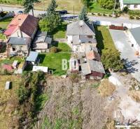 Letecký pohled na rodinné domy a zahrady v Ondřejovicích.