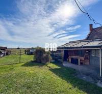 Rodinný dům v Ondrejovcích se zahradou, přístřeškem a výhledem na přírodu za slunečného počasí.