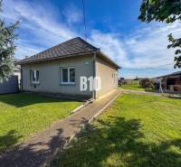 Rodinný dům v Ondrejovcích s travnatým dvorem pod modrou oblohou.