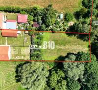 Letecký pohled na rodinný dům v Nových Sadech s rozlehlým pozemkem a zahradou.