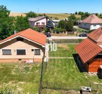 Rodinný dům v Nových Sadech s prostornou zahradou a altánem.