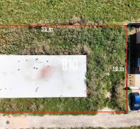 Pozemky v Čeľadiciach vhodné k bydlení, se záběrem na sousední stavbu.