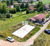 Pozemky - bydlení v Čeľadiciach zobrazují základovou desku mezi domy a zelení.