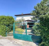 Rodinný dům na Kamenné ulici v Nitře se zahradní bránou a zelení.