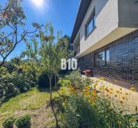 Rodinný dům na Kamenné ulici v Nitře s udržovanou zahradou a terasou.