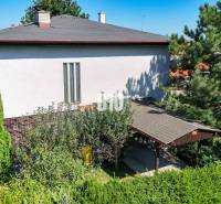 Rodinný dům na Kamennej ulici v Nitře obklopují okrasné stromy a zeleň.