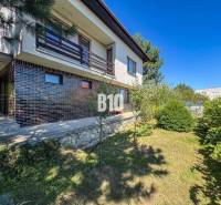 Rodinný dům na Kamennej ulici v Nitře s travnatou zahradou a terasou.