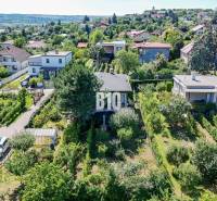 Letecký pohled na rodinný dům na Kamenné ulici v Nitře obklopený zelení a zahradou.