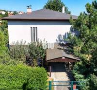 Rodinný dům na Kamennej ulici v Nitře obklopený zelení a stromy.