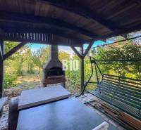 Zahrada v rodinném domě na Kamenné ulici v Nitře se zahradním krbem a houpačkou.