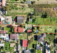 Letecký pohled na pozemky k bydlení v Nitře s vyznačením hranic parcely.