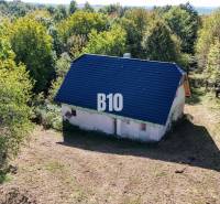 Chata v Lackově obklopená lesem poskytuje klidné útočiště v přírodě.