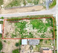 Pozemky - bydlení v Bardoňově o rozloze 1365 m², ohraničené červenou linií.