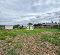 Pozemky na bydlení v Bardoňově s výhledem na okolní krajiny a nedaleké domy.