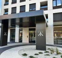 Vchod do budovy na Karpatské ulici v Popradu s moderním designem a elegantními detaily.