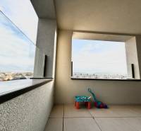 Balkon 2pokojového bytu na Karpatské ulici v Popradu s výhledem na město.