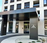 Vchod bytového domu na Karpatské ulici v Popradu se zahradní úpravou u 2-pokojových bytů.