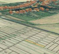 Letecký pohled na zemědělské a lesní pozemky v Nové Vsi nad Váhem.