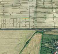 Letecký pohled na parcely zemědělských a lesních pozemků v Nové Vsi nad Váhem.