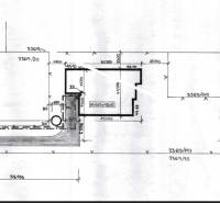 Plán pozemků na bydlení v Tvrdošovcích s návrhem inženýrských sítí a rodinného domu.