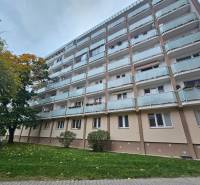 Bytový dům s balkony, ulice Československých parašutistů, Bratislava - Nové Mesto, garsonka.