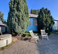 Rodinný dům na ulici Kunov, Senica, s křesly a studnou na dvoře.