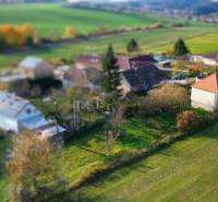 Letecký pohled na rodinné domy a zeleň v malebné části obce Dobrá Voda.