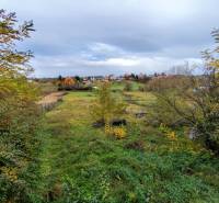 Krajina Velkého Babu s pozemky na bydlení, obklopené zelení a venkovským prostředím.
