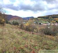 Podzim v Zahradách u Hlbokého nad Váhom, kopce a domy s pestrými stromy.