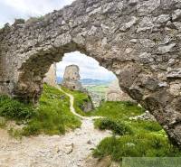 Zřícenina hradu nad městečkem Sološnica, s výhledem na malebnou krajinu.