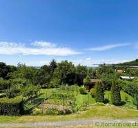 Pohled na zahrady a zeleň v okolí chaty v Sološnici.