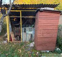 Dřevěná kůlna a sklad nářadí u chaty v Sološnici.