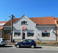 Rodinný dům na ulici M. A. Beňovského ve Vrbovém s obchodem v přízemí.