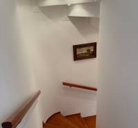 Točité schody s podlahou s dřevěným dekorem v rodinném domě.