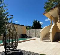 Rodinný dům v Komárně, exteriér se zahradou, bazénem a relaxačním koutkem.