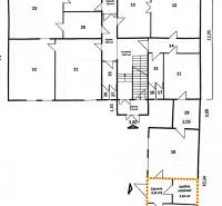 Pôdorys kanceláří s místnostmi a schodišti v budově, vhodný pro administrativu.