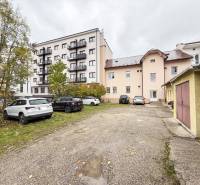 Parkoviště a budovy na Bratislavské ulici v Žilině, kanceláře a obytné domy.